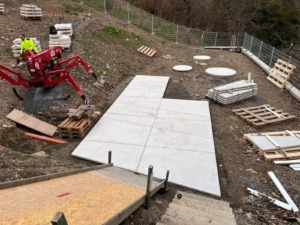 Velkoformátová dlažba z bílého betonu, schody z betonu do zahrady