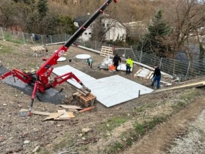 Velkoformátová dlažba z bílého betonu, schody z betonu do zahrady