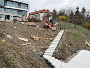 Velkoformátová dlažba z bílého betonu, schody z betonu do zahrady