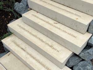Velkoformátová dlažba z bílého betonu, schody z betonu do zahrady