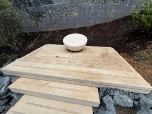 Velkoformátová dlažba z bílého betonu, schody z betonu do zahrady