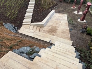 Velkoformátová dlažba z bílého betonu, schody z betonu do zahrady