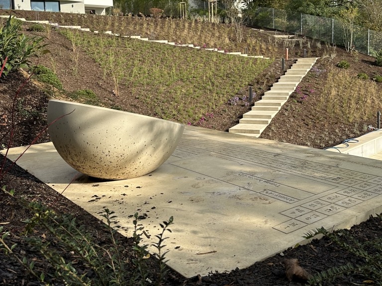 Velkoformátová dlažba z bílého betonu, schody z betonu do zahrady