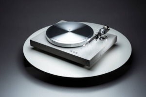 Gramofon EAT C-Dur Concrete s betonovým šasi a hliníkovým talířem – prezentační fotografie.