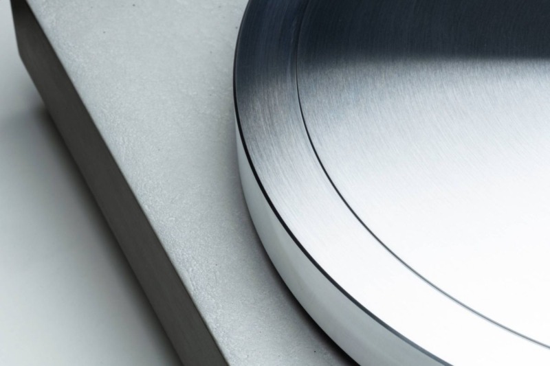 Gramofon EAT C-Dur Concrete s betonovým šasi a kovovým talířem – celkový produktový snímek.