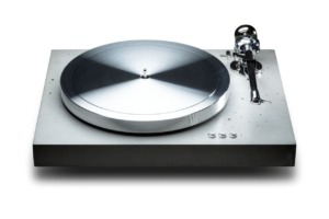 Detail hliníkového talíře gramofonu EAT C-Dur Concrete na betonovém šasi.