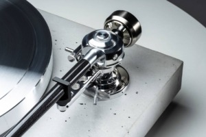 Detail raménka gramofonu EAT C-Dur Concrete s kovovým uložením na betonové základně.