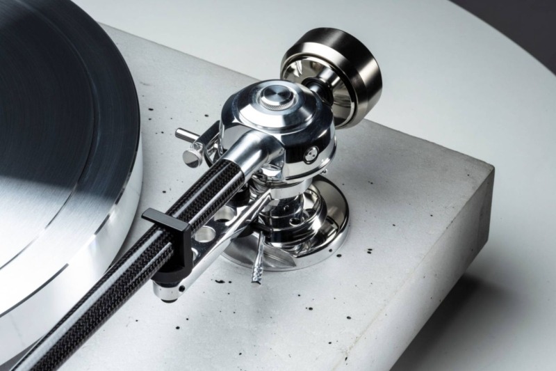 Detail raménka gramofonu EAT C-Dur Concrete s kovovým uložením na betonové základně.