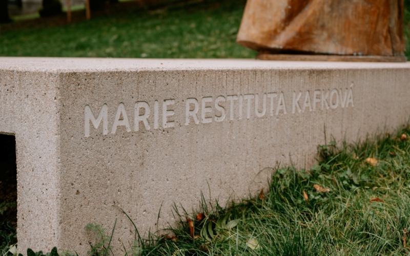 Detail nápisu Marie Restituta Kafková vyfrézovaného do pohledového betonu PBS.