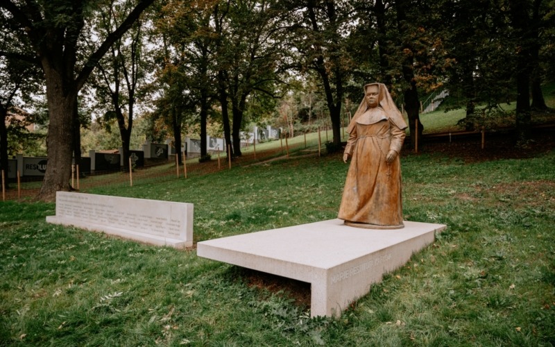 Betonový podstavec a socha Marie Restituty v parku Marie Restituty v Brně.
