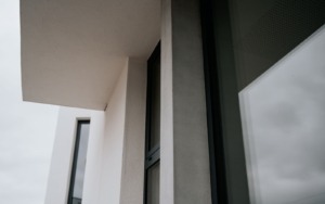 Detail betonového parapetu pod oknem u fasády budovy ve Šlapanicích.