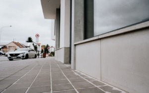 Detail napojení parapetního prefabrikátu z pohledového betonu.