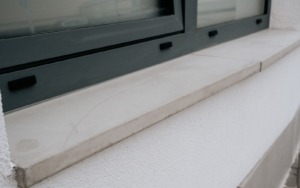 Betonový okenní parapet v čistém architektonickém provedení.