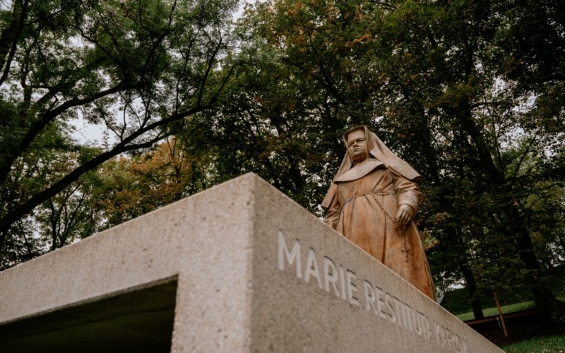 Detail betonového podstavce s nápisem Marie Restituta Kafková a sochou.