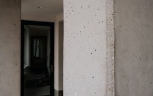 Detail pohledového betonového sloupu u vstupu do polyfunkčního domu ve Šlapanicích.