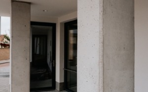 Betonový sloup s přiznanou strukturou betonu u moderní stavby ve Šlapanicích.