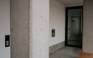 Pohledový betonový sloup s jemnou povrchovou strukturou.