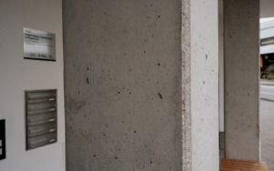 Detail konstrukčního betonového sloupu u moderní budovy ve Šlapanicích.