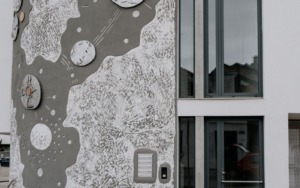 Detail plastických betonových prvků na umělecké reliéfní stěně polyfunkčního domu.