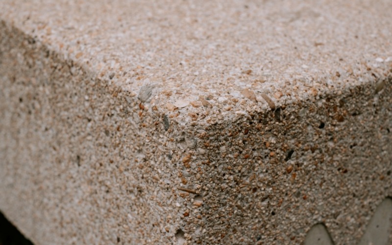 Detail rohu vymývaného betonového prefabrikátu v parku Marie Restituty v Brně.