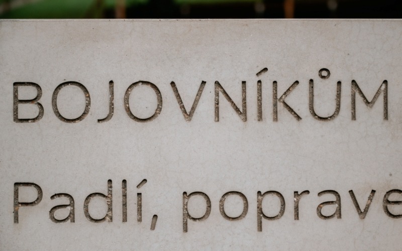 Detail nápisu Bojovníkům vyfrézovaného v pohledovém betonu.