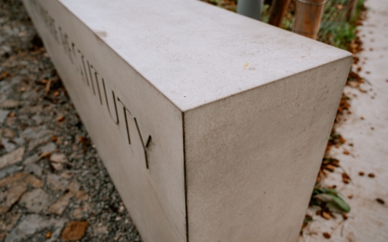 Betonová stěna s nápisem Park Marie Restituty podél ulice v Brně.