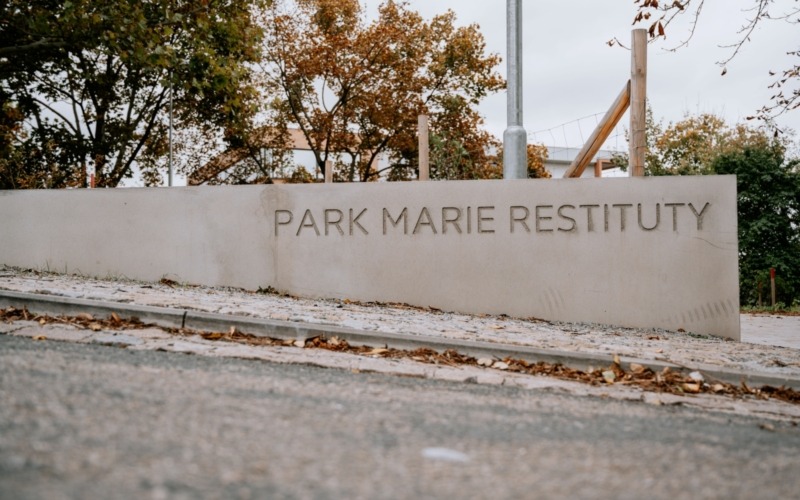 Detail vstupní betonové stěny s nápisem Park Marie Restituty v Brně.