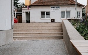 betonové schodiště a boční stěna objektu – polyfunkční dům Šlapanice