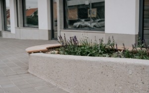 betonový okraj záhonu s dřevěným posezením – polyfunkční dům Šlapanice