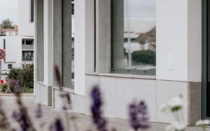 prefabrikované betonové fasádní desky u výkladců – polyfunkční dům Šlapanice