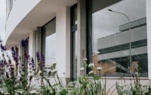 betonové ostění a velkoformátová okna – polyfunkční dům Šlapanice