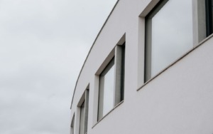 horní křivka fasády a okenní pás – polyfunkční dům Šlapanice