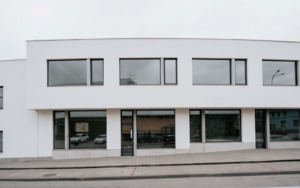 čelní pohled na moderní fasádu polyfunkčního domu – Šlapanice